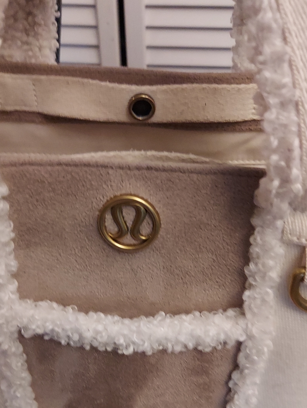 Lululemon Athletica Sherpa Trim Bag with Removable Strap - Picture 3 of 9